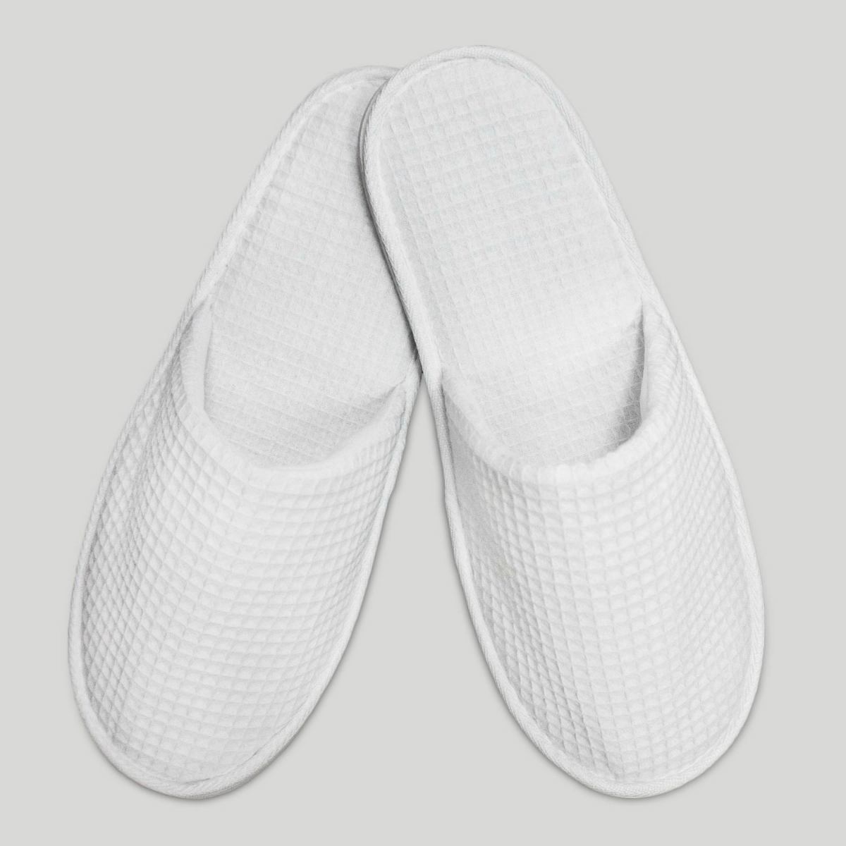 white closed toe slippers | Things To Consider When Purchasing A Men's Robe | men's robe | men's robe silk