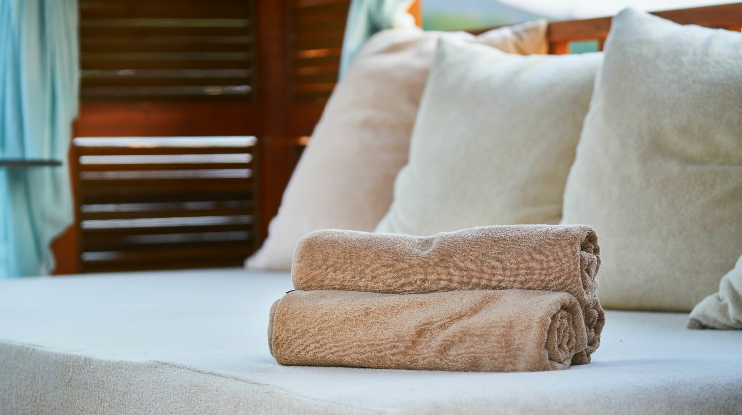 https://robemart.com/blog/wp-content/webpc-passthru.php?src=https://robemart.com/blog/wp-content/uploads/2019/10/bed-armchair-comfort-relax-guest-towels-pb-Featured.jpg&nocache=1