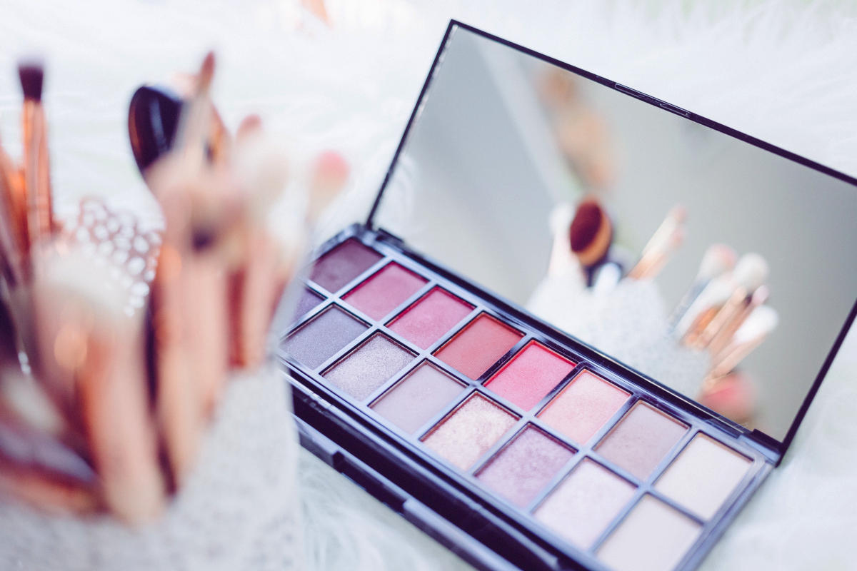Woman makeup | Organization Tips For Your Makeup Bag
