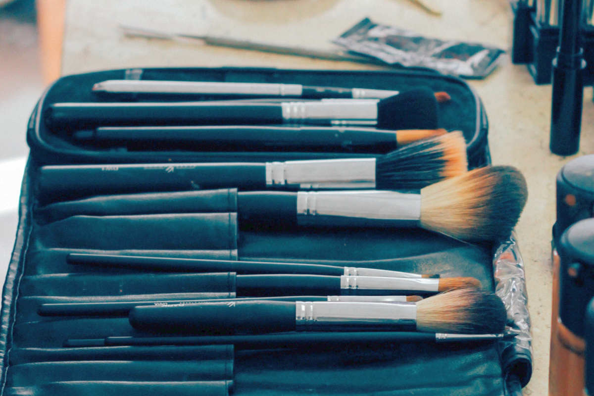 Makeup brush set | Organization Tips For Your Makeup Bag