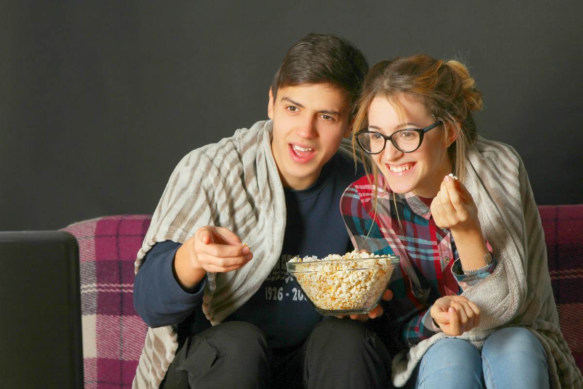 couple watching movie and eating popcorn | Fun Fall Date Ideas For Any Relationship Stage | fall date ideas | fall date night ideas